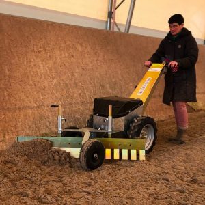 Niveler le sable au bord des pare-bottes