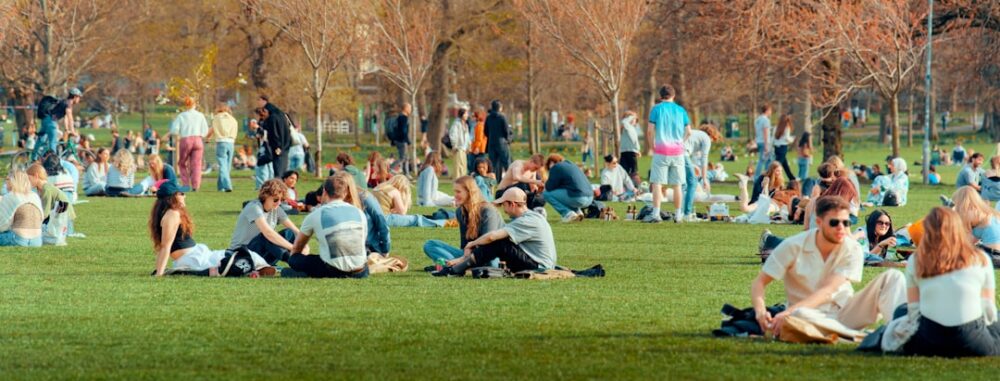 "Personnes se détendant dans un parc, exemple d'entretien d'espaces verts géré par des collectivités locales."