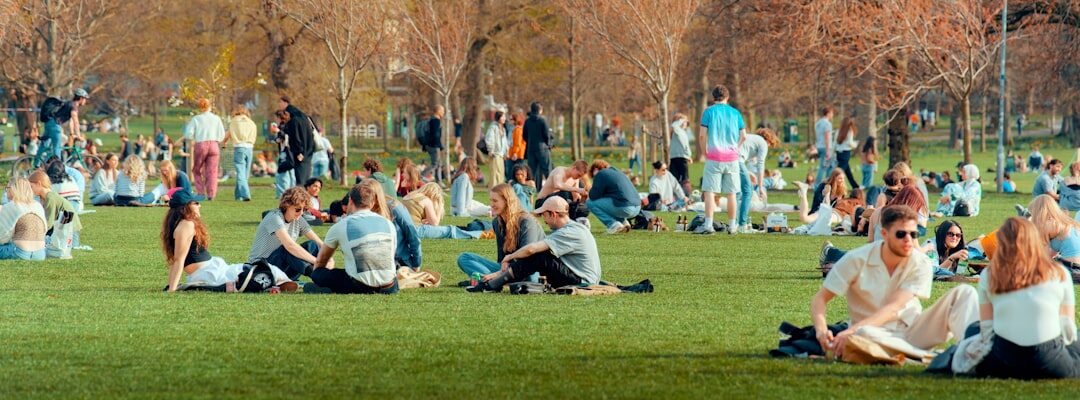 "Personnes se détendant dans un parc, exemple d'entretien d'espaces verts géré par des collectivités locales."